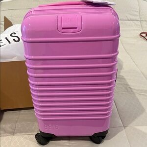 BÉIS Glossy Berry Small Carry on Rolling Suitcase